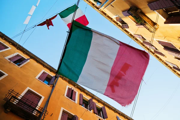 Venedik, İtalya'nın dar bir sokakta İtalyan bayrakları — Stok fotoğraf