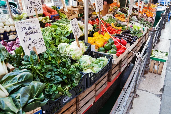 Markt voor levensmiddelen op de kanaalboot van een in Venetië, Italië — Stockfoto