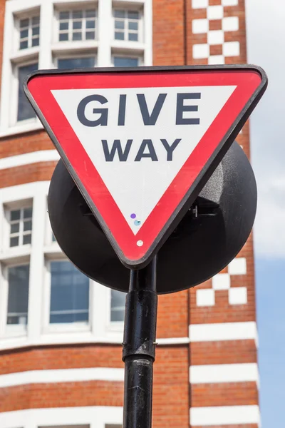 Traffic sign -Give Way- in London, England — Stock Photo, Image