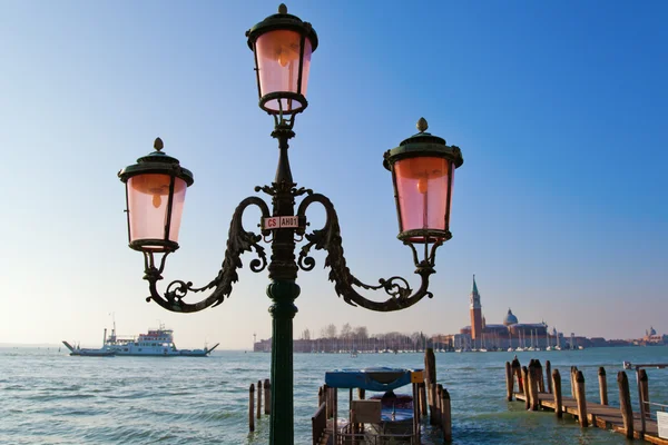 Alte Straßenlaterne an der Lagune in Venedig, Italien — Stockfoto