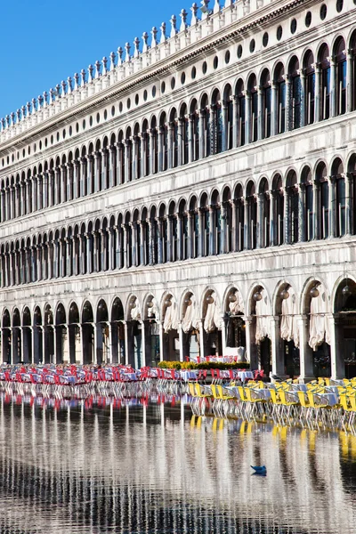 Procuratie in venedig, italien mit straßencafé bei hochwasser — Stockfoto