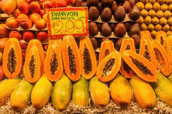 Papaia em uma barraca de mercado de frutas — Fotografia de Stock