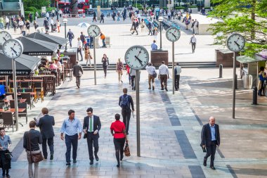 su una piazza con orologi a canary wharf a Londra, Inghilterra