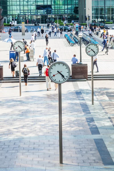 Numa praça com relógios em Canary Wharf em Londres, Inglaterra — Fotografia de Stock