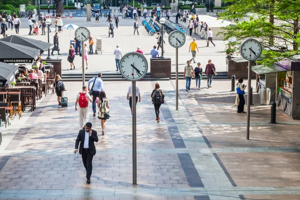 En una plaza con relojes en Canary Wharf en Londres, Inglaterra — Foto de Stock