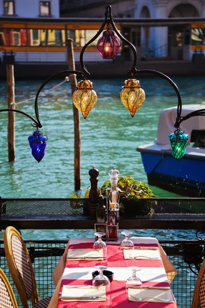 Restaurante mesa de um restaurante canal no Grande Canal em Veneza, Itália — Fotografia de Stock
