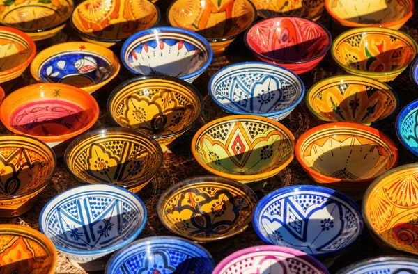 Traditionelle Keramik auf einem marokkanischen Markt — Stockfoto