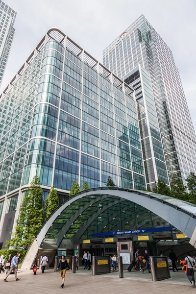 Edificios de oficinas en Canary Wharf en Londres, Inglaterra — Foto de Stock