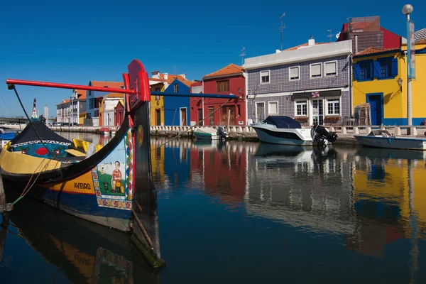 Kolorowe domy w kanał w aveiro, Portugalia — Zdjęcie stockowe