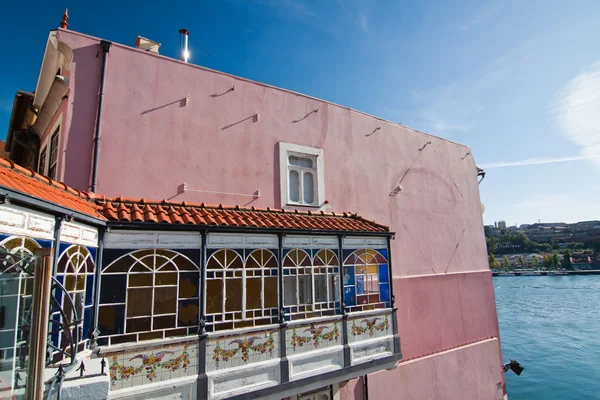 Edifício antigo no Porto, Portugal — Fotografia de Stock