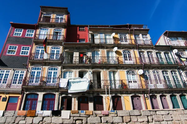 Pittoresco vecchio edificio nella Ribeira di Oporto, Portogallo — Foto Stock