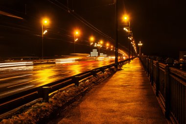 Riga, Letonya taş köprüde gece çekimi