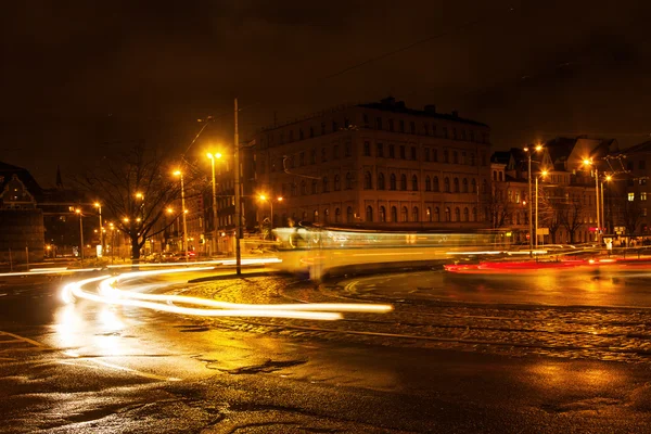 Straatbeeld in Riga, Letland, in de nacht — Stockfoto