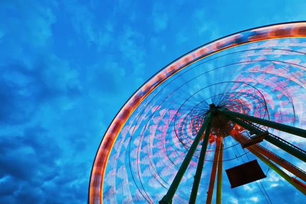 Riesenrad gegen bewölkten Himmel zur blauen Stunde — Stockfoto