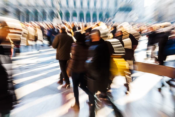 Multidão de pessoas em uma praça da cidade com efeito de zoom criacional — Fotografia de Stock