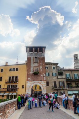 Ponte Pietra Verona, İtalya için köprüden tarihi kent merkezine görüntülemek