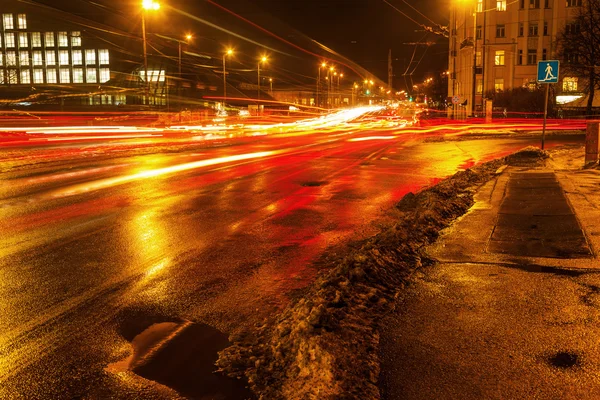 Na ponte de pedra em Riga, Letónia, à noite — Fotografia de Stock