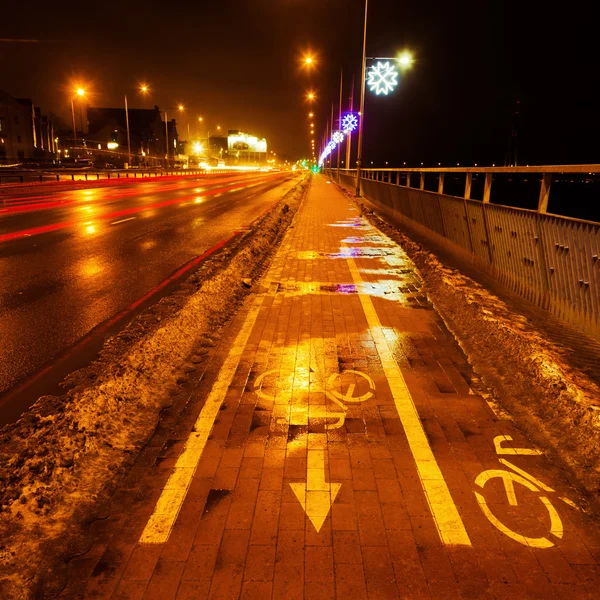 Noche invernal escena calle con carril bici y decoración de Navidad — Foto de Stock