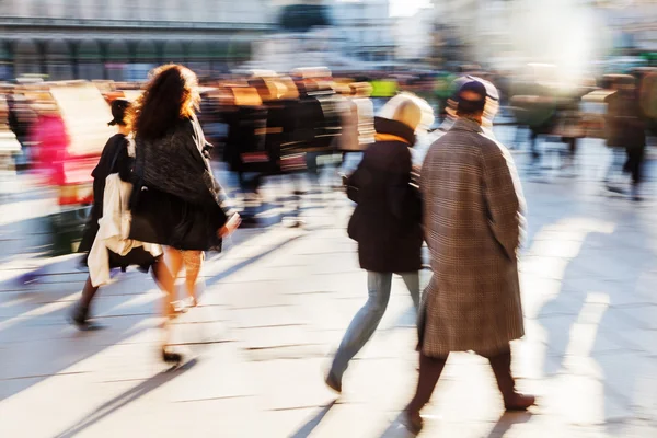 Az emberek a városban, a kreatív mozgás-blur — Stock Fotó