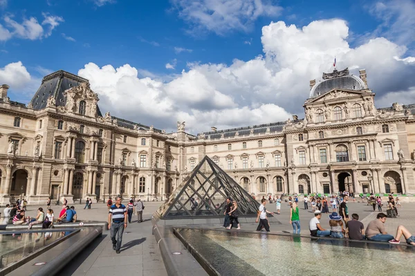 Luvru în Paris, Franța — Fotografie, imagine de stoc