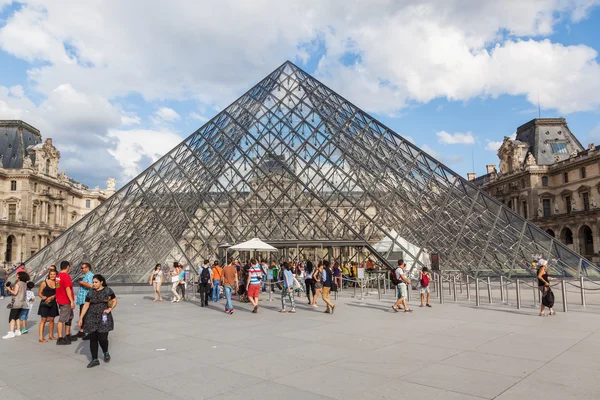 Louvre v Paříži, Francie — Stock fotografie