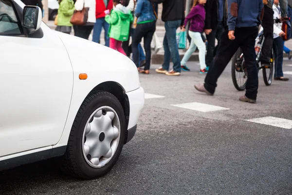 Traffic scene with crossing people — Stock Photo, Image