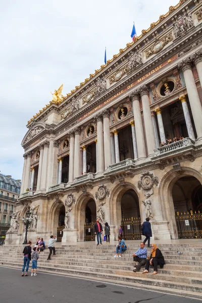 Voorzijde van de Palais Garnier in Parijs, Frankrijk — Stockfoto