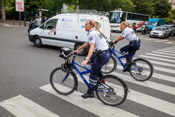 Rendőrségi nő a kerékpárok, Paris, Franciaország — Stock Fotó