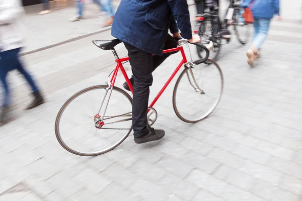 Ciclista in città in movimento sfocatura — Foto Stock