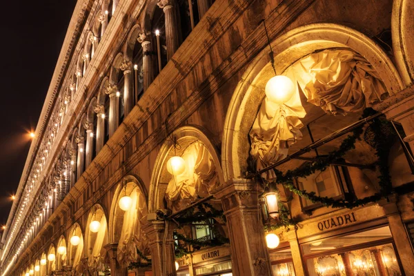 "Procuratie" op het San Marcoplein in Venetië, Italië, in de nacht — Stockfoto