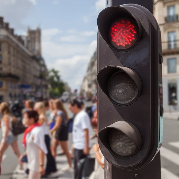 Semáforos em primeiro plano com uma cena de rua no fundo embaçado em Londres, Reino Unido — Fotografia de Stock