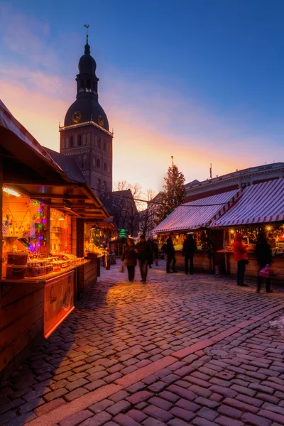 Mercado de Navidad en el casco antiguo de Riga, Letonia, por la noche — Foto de Stock