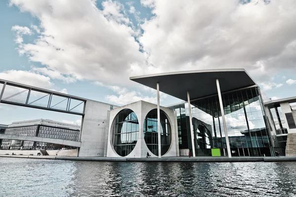 Marie-Elisabeth-Lüders-Haus dans le cadre du Deutsche Bundestag sur la rivière Spree à Berlin, Allemagne — Photo