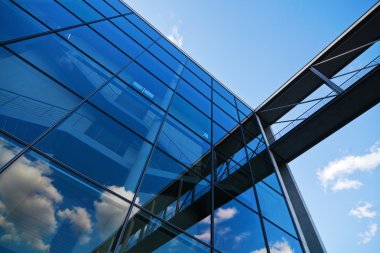 Ofis Binası ile yaya köprüsü