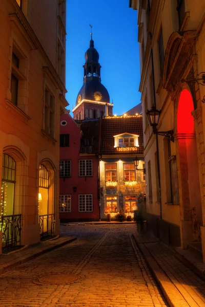 Callejón en el casco antiguo medieval y protegido por la UNESCO de Riga, Letonia — Foto de Stock