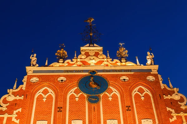 Casa dos cravos em Riga, Letónia, a uma hora azul — Fotografia de Stock