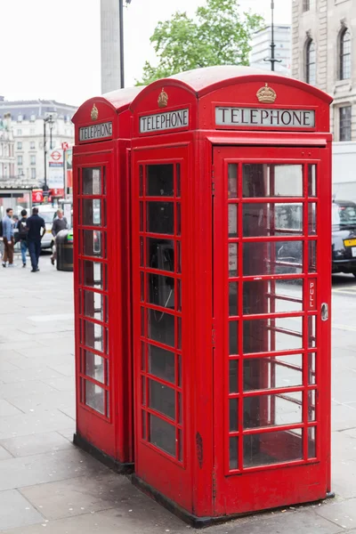 Традиционные красные телефонные будки в Лондоне, Великобритания — стоковое фото