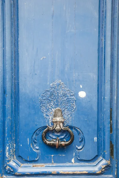 与古董的门环上旧蓝色的门 — 图库照片