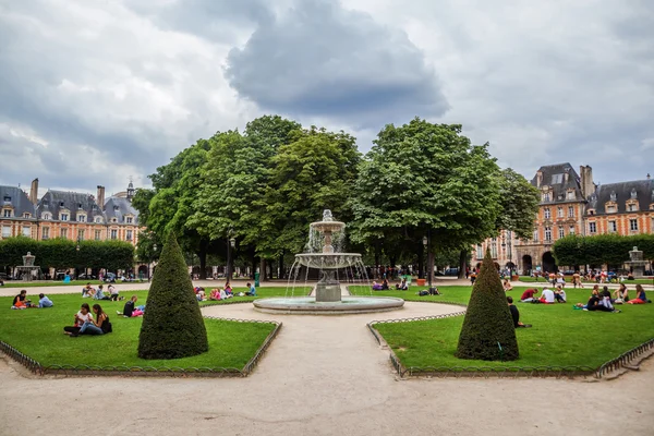 Place des Vosges en el barrio de Marais de París, Francia — Foto de Stock