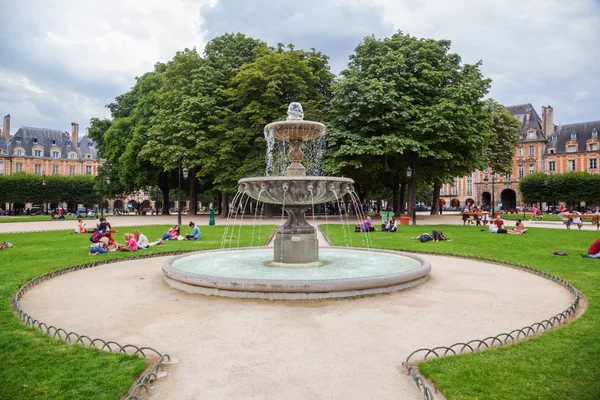 Place des Vosges ve čtvrti Marais v Paříži — Stock fotografie