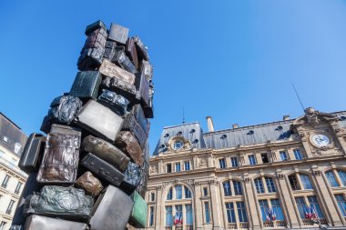Bavul Gare St. Lazare Paris, Fransa'da önünde dan heykel