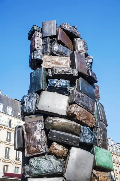 Escultura de maletas frente a la Gare St. Lazare en París, Francia — Foto de Stock