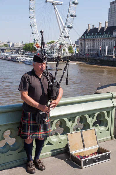 Bagpiper en el Puente de Westminster en Londres, Reino Unido —  Fotos de Stock