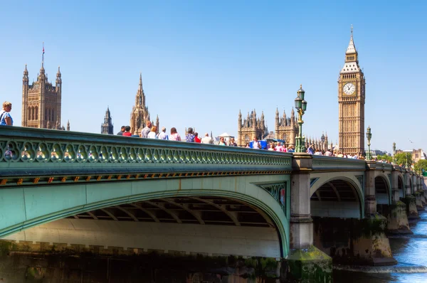Vue sur la Tamise et le pont de Westminster vers Big Ben à Londres, Royaume-Uni — Photo