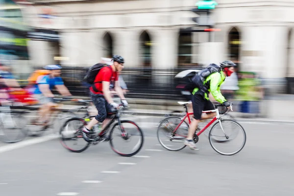 都市交通におけるモーションブラーの自転車ライダー — ストック写真