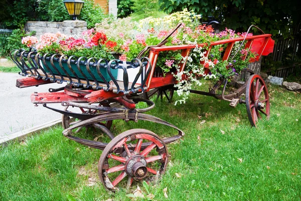 Antieke en pittoreske trailer versierd met bloemen — Stockfoto