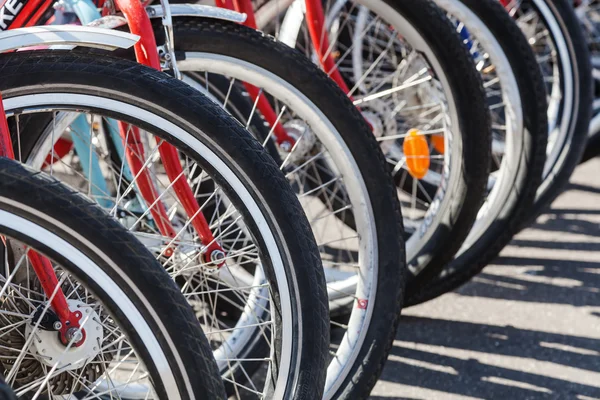 Rodas de bicicleta em uma fileira — Fotografia de Stock