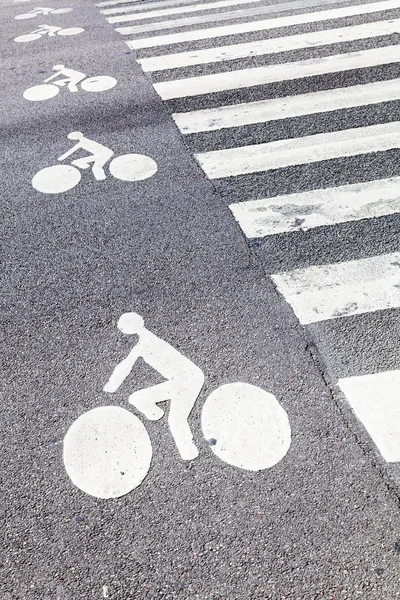 Carretera con franjas de cruce de cebra e iconos de bicicleta —  Fotos de Stock