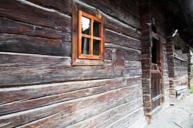 Avusturya Alpleri'nde eski beton sığınak