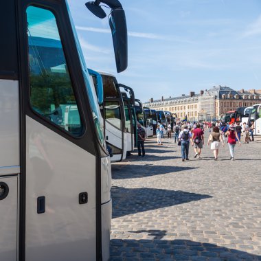 Turist otobüsleri üst üste